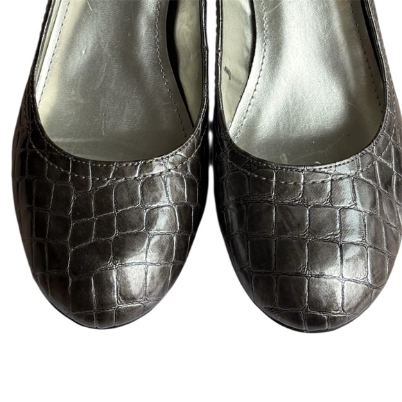 Anne Klein size 7.5 Croc-Embossed Women's Pumps Gray - Picture 7 of 8